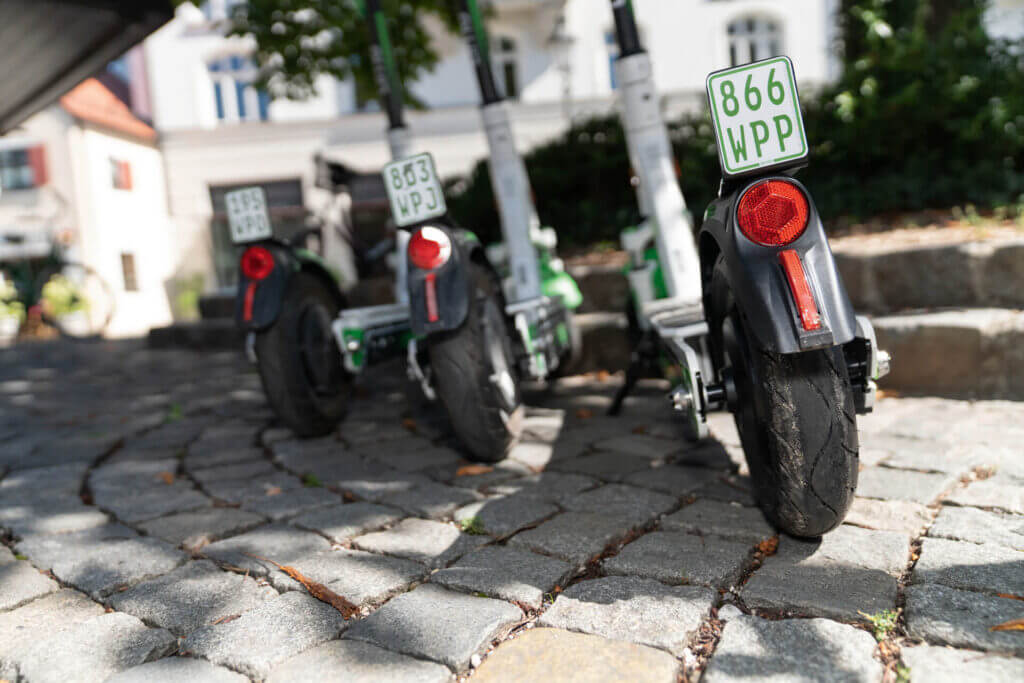 Klebekennzeichen für E-Scooter ermöglichen eine einfache und saubere Montage.