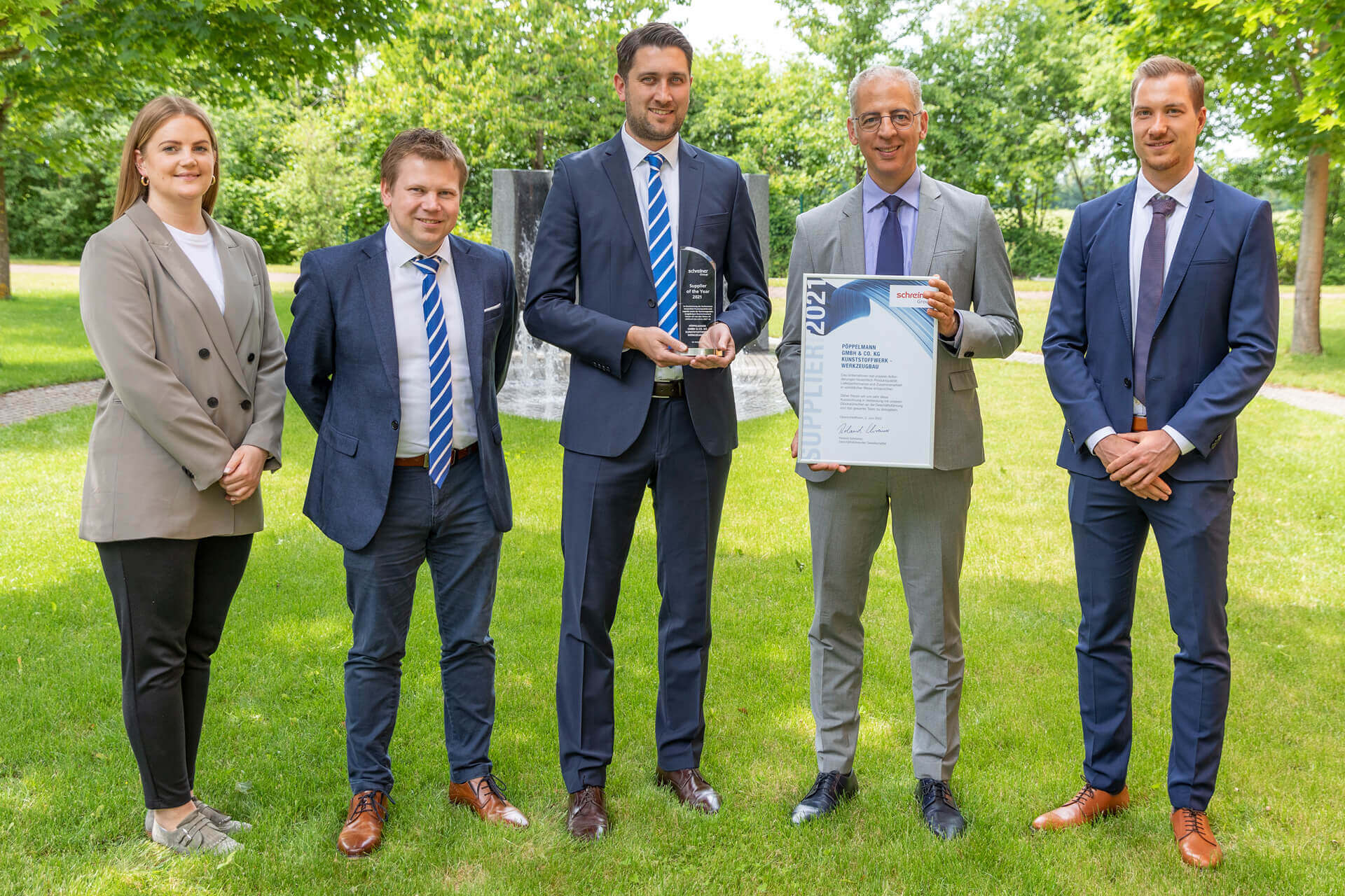 Schreiner Group has recognized its supplier Pöppelmann with an award for the second time. Three delegates from Pöppelmann accepted the accolade with great pleasure: customer order manager Stefanie Wördemann, head of sales Michael Dultmeyer, and project leader Thorsten Schneithorst with CEO Roland Schreiner and Sebastian Hofmaier from Schreiner Group’s purchasing department (from left to right).