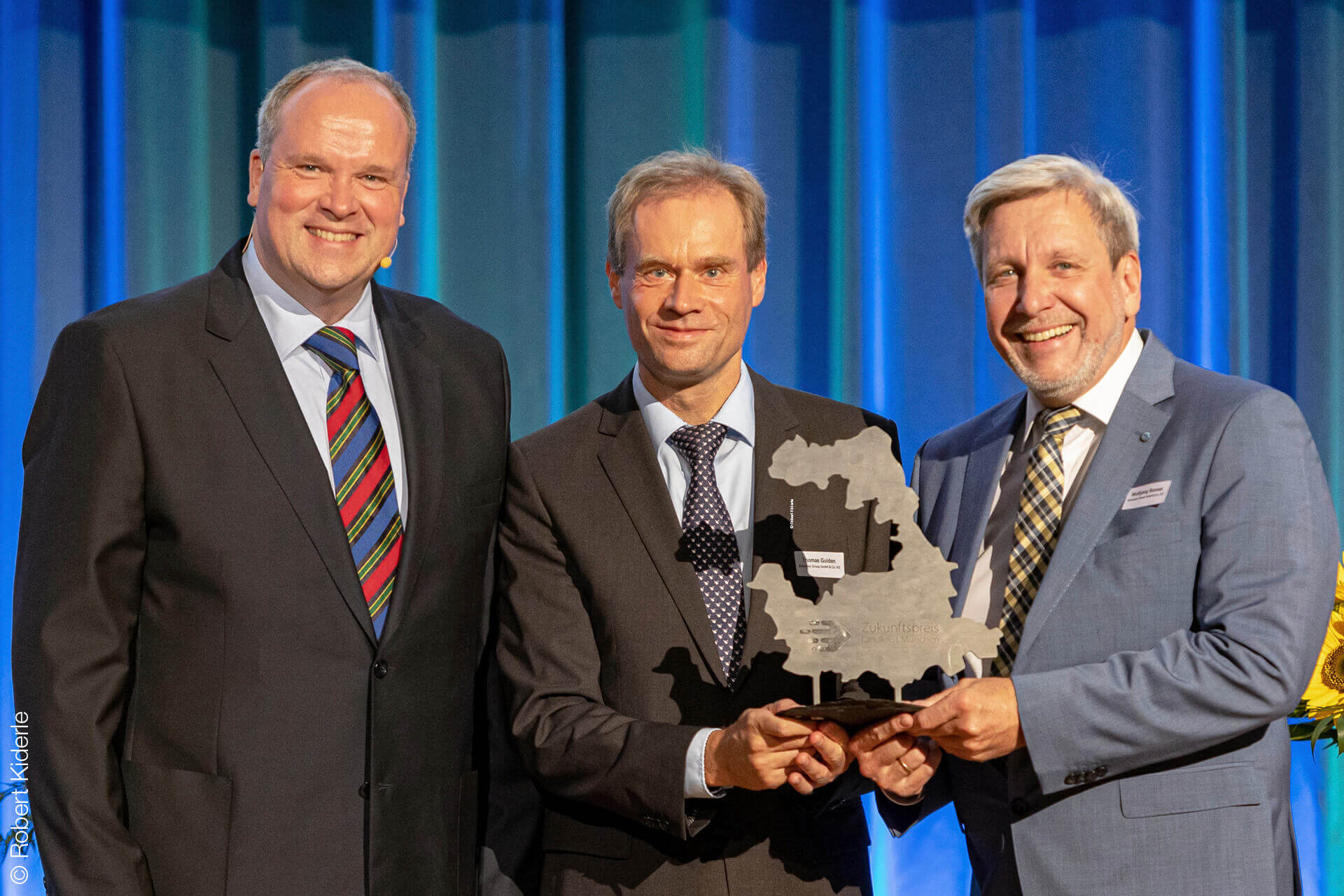 Feierliche Auszeichnung: Landrat Christoph Göbel überreicht den Zukunftspreis an Dr. Thomas Gulden (Leiter Umwelt- und Arbeitsschutz) und Wolfgang Bonnet (Leiter Facility Management).