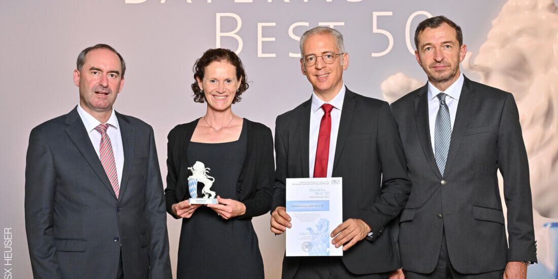Celebrating the “BAVARIA’S BEST 50” award at the Schleissheim Palace: Minister of Economic Affairs Hubert Aiwanger (left), CEO Roland Schreiner and his assistant Kathrin Schafmeister from Schreiner Group (center) and Stefan Schmal from Mazars (right).