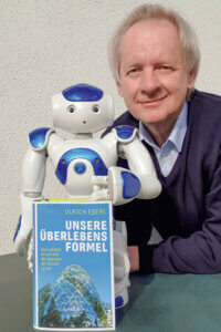 Der Zukunftsforscher Dr. Ulrich Eberl zusammen mit dem Roboter Nao und seinem aktuellen Buch