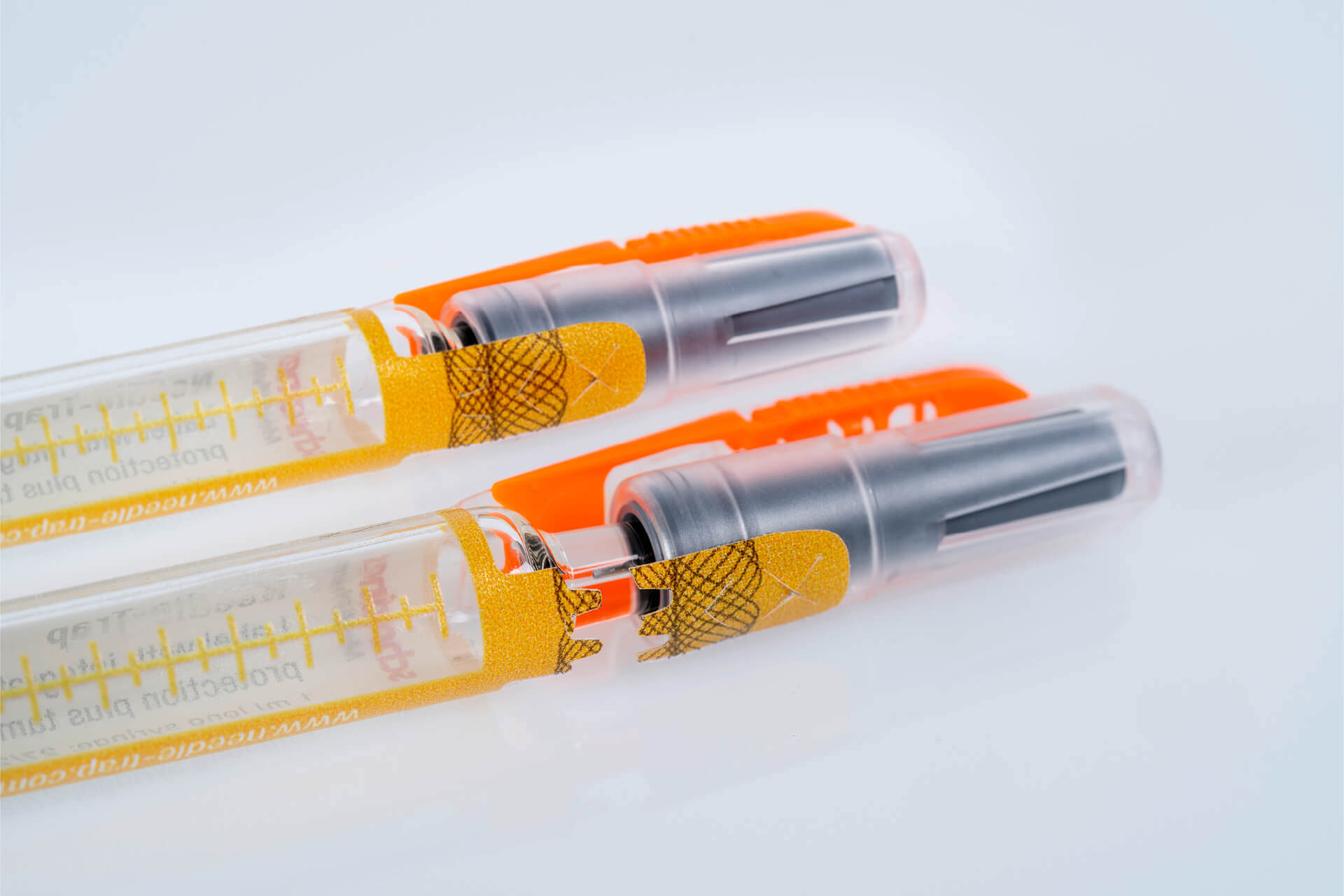 The security seal integrated in the needle protection system provides reliable first-opening indication of the pre-filled syringe, thus protecting its integrity.
