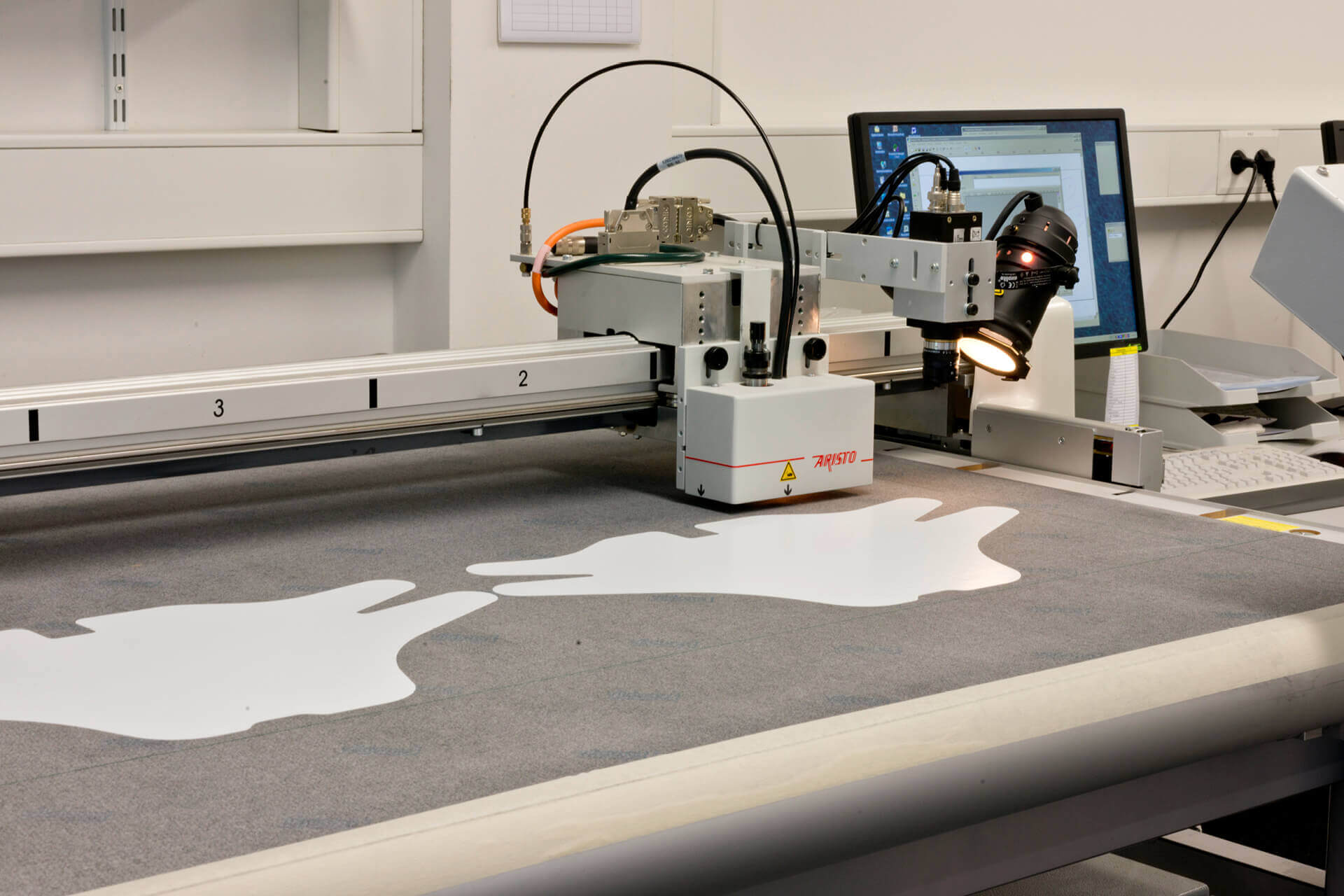 A computer-controlled cutting plotter enables precision cutting of plastic films, papers, fleece, or foam materials.