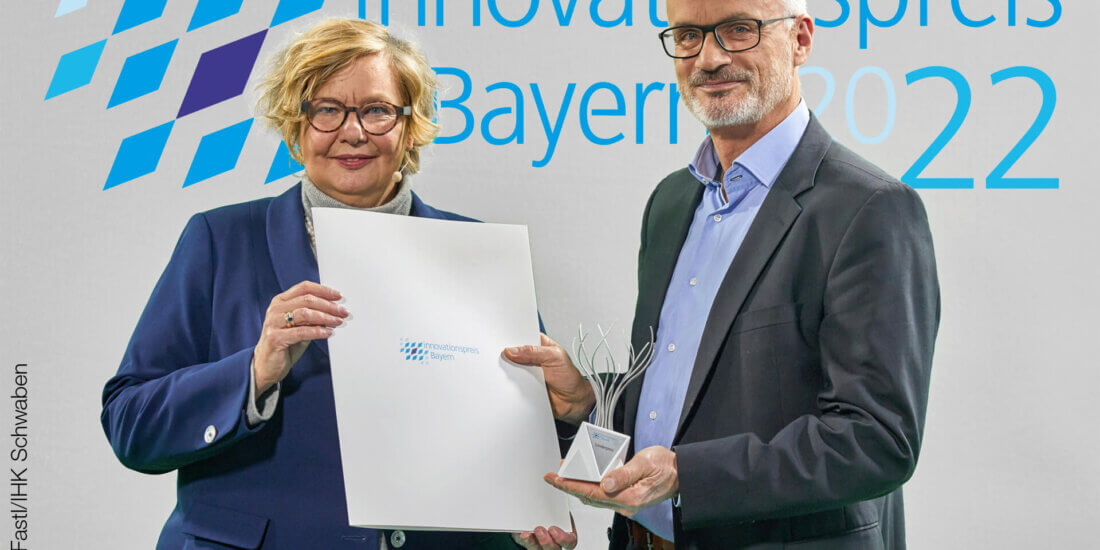 Feierliche Verleihung des Innovationspreises Bayern: Dr. Ulrike Wolf, Ministerialdirektorin im Bayerischen Wirtschaftsministerium, überreicht Thomas Köberlein, dem Geschäftsbereichsleiter von Schreiner ProTech, den renommierten Award.