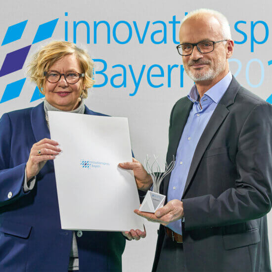 Feierliche Verleihung des Innovationspreises Bayern: Dr. Ulrike Wolf, Ministerialdirektorin im Bayerischen Wirtschaftsministerium, überreicht Thomas Köberlein, dem Geschäftsbereichsleiter von Schreiner ProTech, den renommierten Award.
