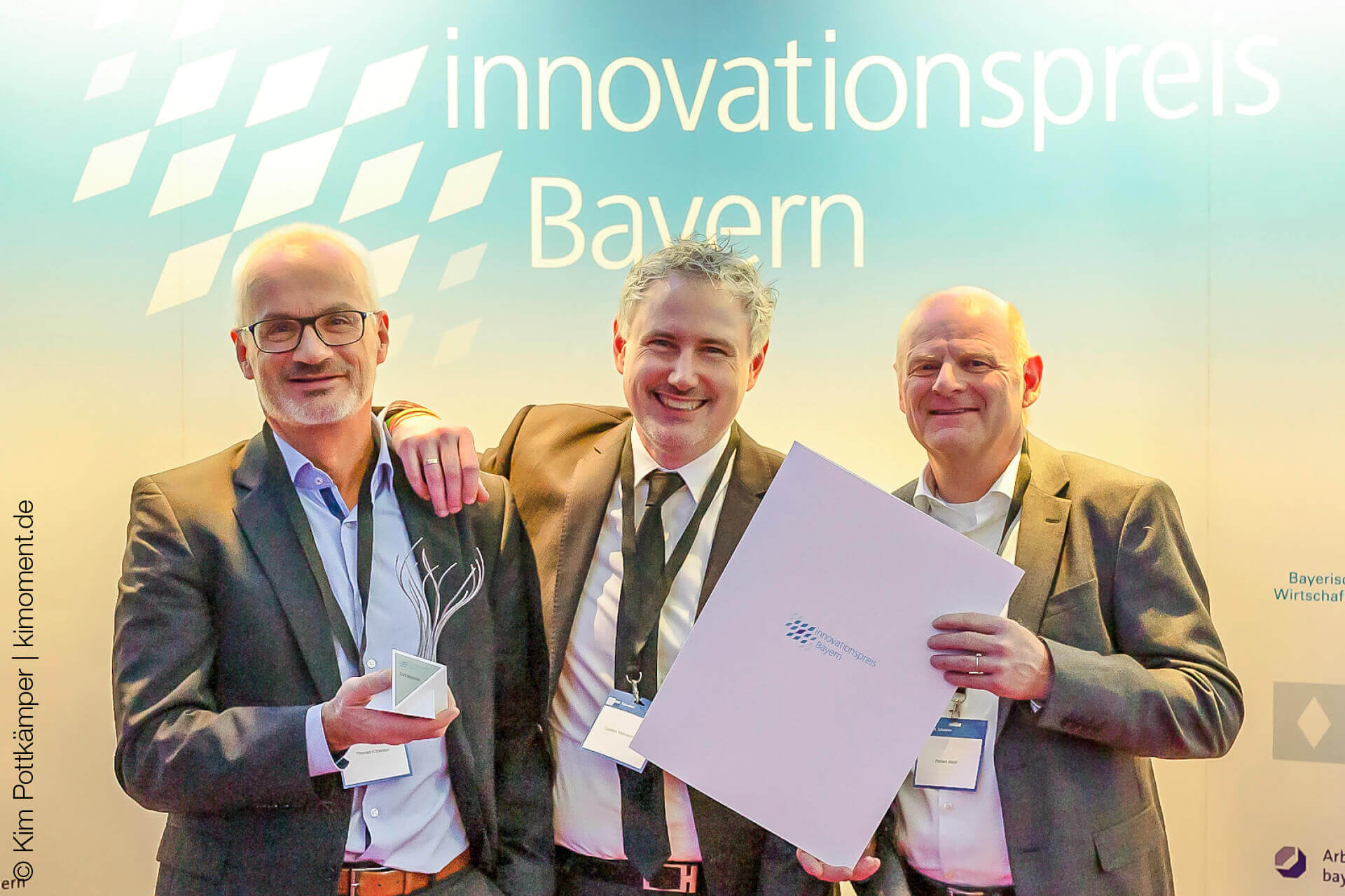 Freuen sich gemeinsam über den Innovationspreis Bayern: Thomas Köberlein, der Geschäftsbereichsleiter von Schreiner ProTech, Dr. Carsten Mahrenholz, CEO von Coldplasmatech, und Robert Weiß, Leiter des Technologie- und Innovationsmanagements bei der Schreiner Group.