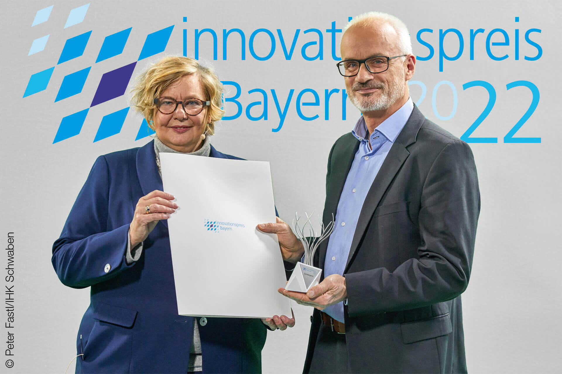 Presentation ceremony for the Innovation Award Bavaria: Dr. Ulrike Wolf, a senior official at the Bavarian Ministry for Economic Affairs, presents Schreiner ProTech’s President Thomas Köberlein with the prestigious award.