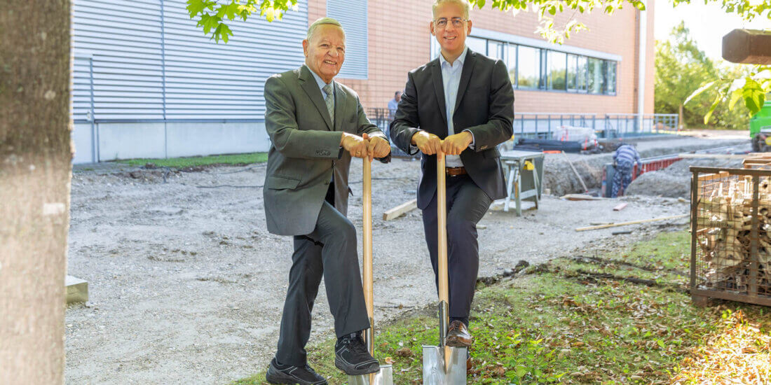Symbolischer Spatenstich im Herbst 2022: Senior-Gesellschafter Helmut Schreiner und Geschäftsführer Roland Schreiner freuen sich auf das zukunftsweisende neue Wärmepumpenhaus.