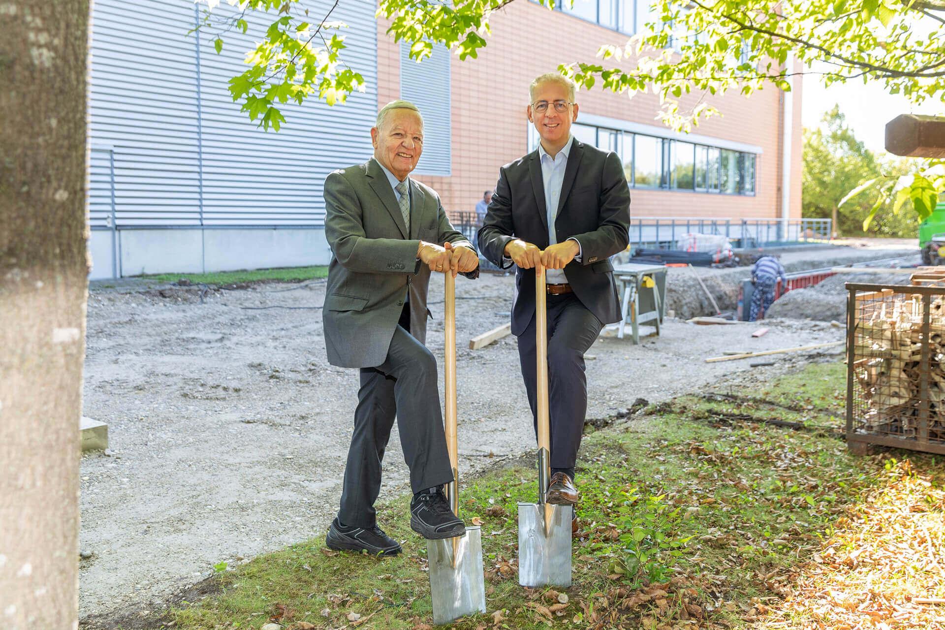 Symbolischer Spatenstich im Herbst 2022: Senior-Gesellschafter Helmut Schreiner und Geschäftsführer Roland Schreiner freuen sich auf das zukunftsweisende neue Wärmepumpenhaus.