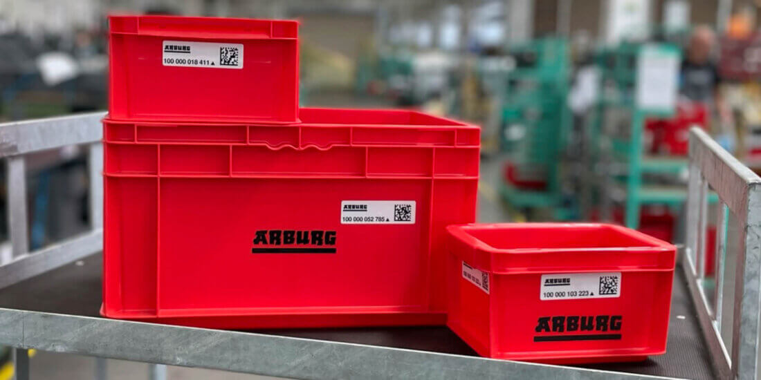 100.000 Behälter von ARBURG sind mit Datamatrix-Codes und RFID-Labels von Schreiner ProTech ausgestattet.