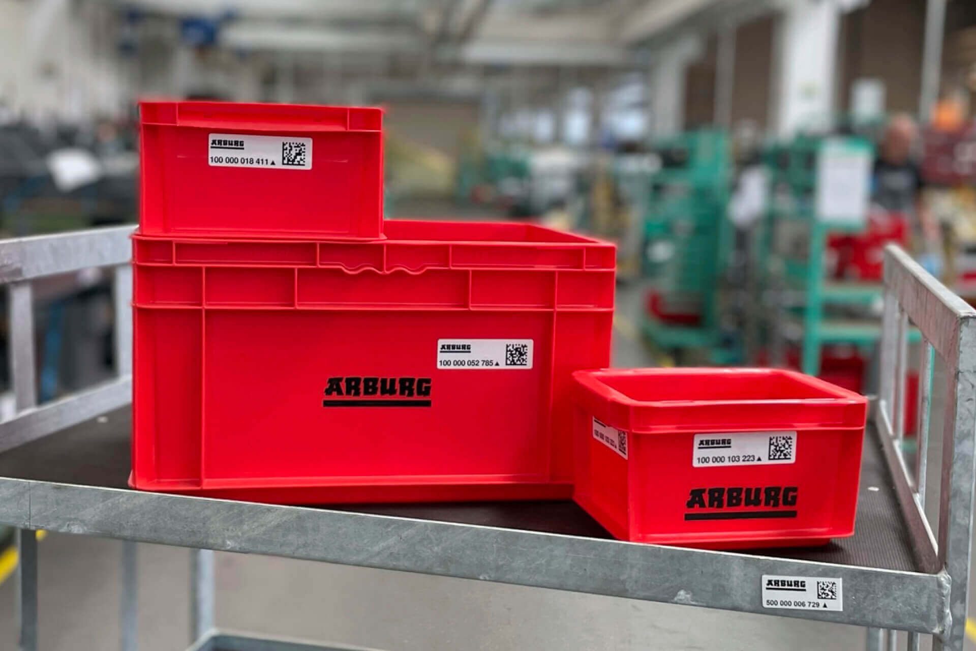 100.000 Behälter von ARBURG sind mit Datamatrix-Codes und RFID-Labels von Schreiner ProTech ausgestattet.