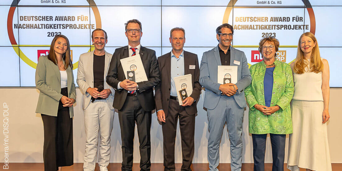 Dr. Thomas Gulden, Leiter Umwelt und Arbeitsschutzmanagement (Mitte), nahm den Deutschen Award für Nachhaltigkeitsprojekte im Namen der Schreiner Group entgegen. Vergeben wurde er unter anderem von Schirmherrin Brigitte Zypries (2. v. r.).
