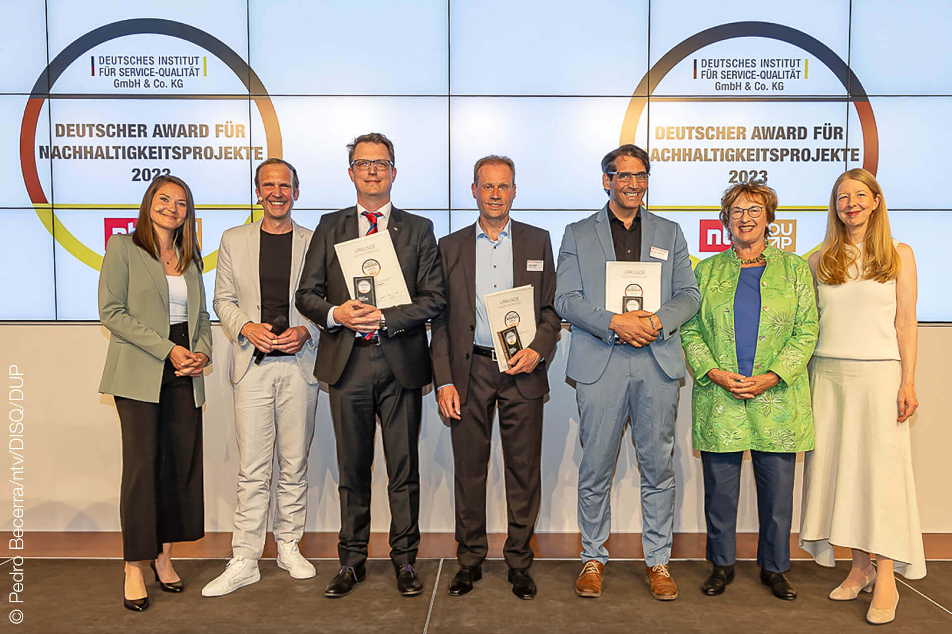 Dr. Thomas Gulden, Head of Environmental, Health and Safety Management (center), accepted the German Award for Sustainability Projects on behalf of Schreiner Group. It was presented by patron Brigitte Zypries (2nd from right), among others.