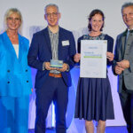 Bavarian State Minister for Family, Labor, and Social Affairs Ulrike Scharf (left) and Undersecretary Roland Weigert (right) presented the “Erfolgreich.Familienfreundlich” (Successful. Family-Friendly) award to CEO Roland Schreiner and his assistant Kathrin Schafmeister at the ceremony.