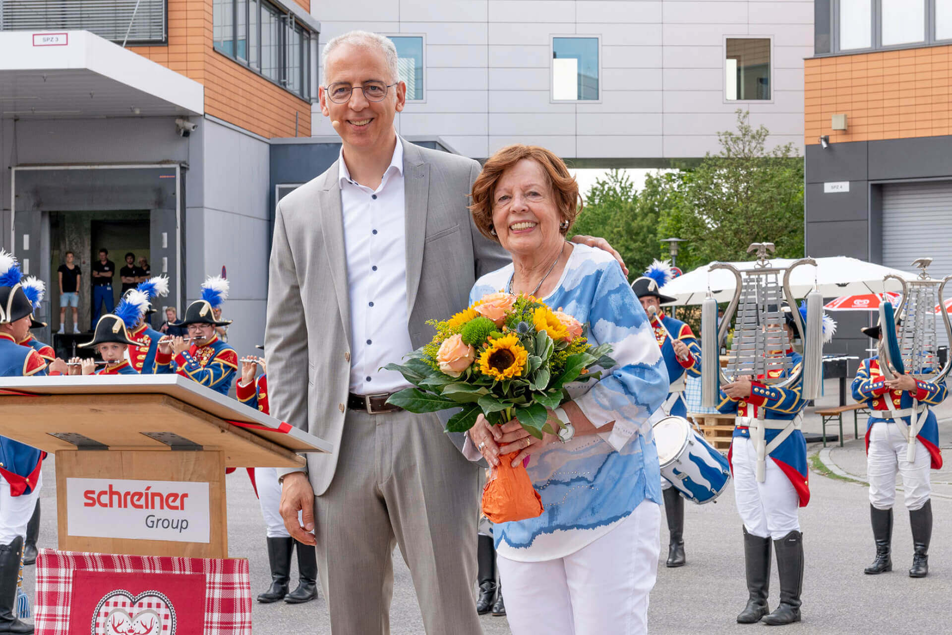 Zu Ihrem 80. Geburtstag wurde Ulrike Schreiner von ihrem Sohn Roland Schreiner und der gesamten Belegschaft geehrt.