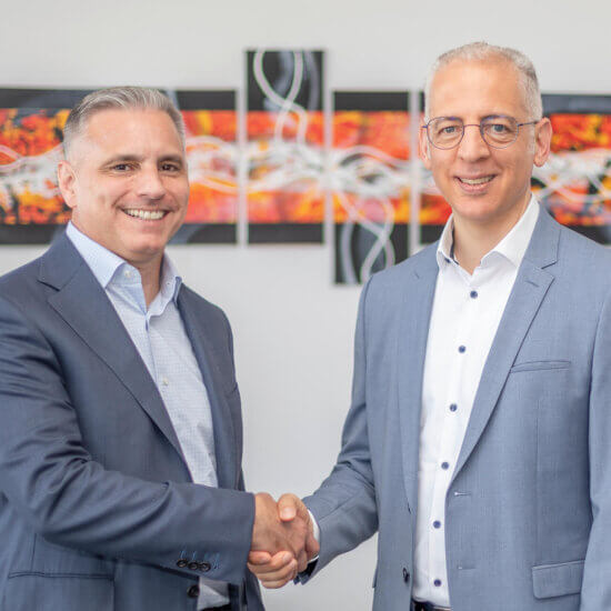 Geschäftsführer Roland Schreiner (rechts) heißt Brian Zumbolo als neuen President der Schreiner Group LP willkommen.