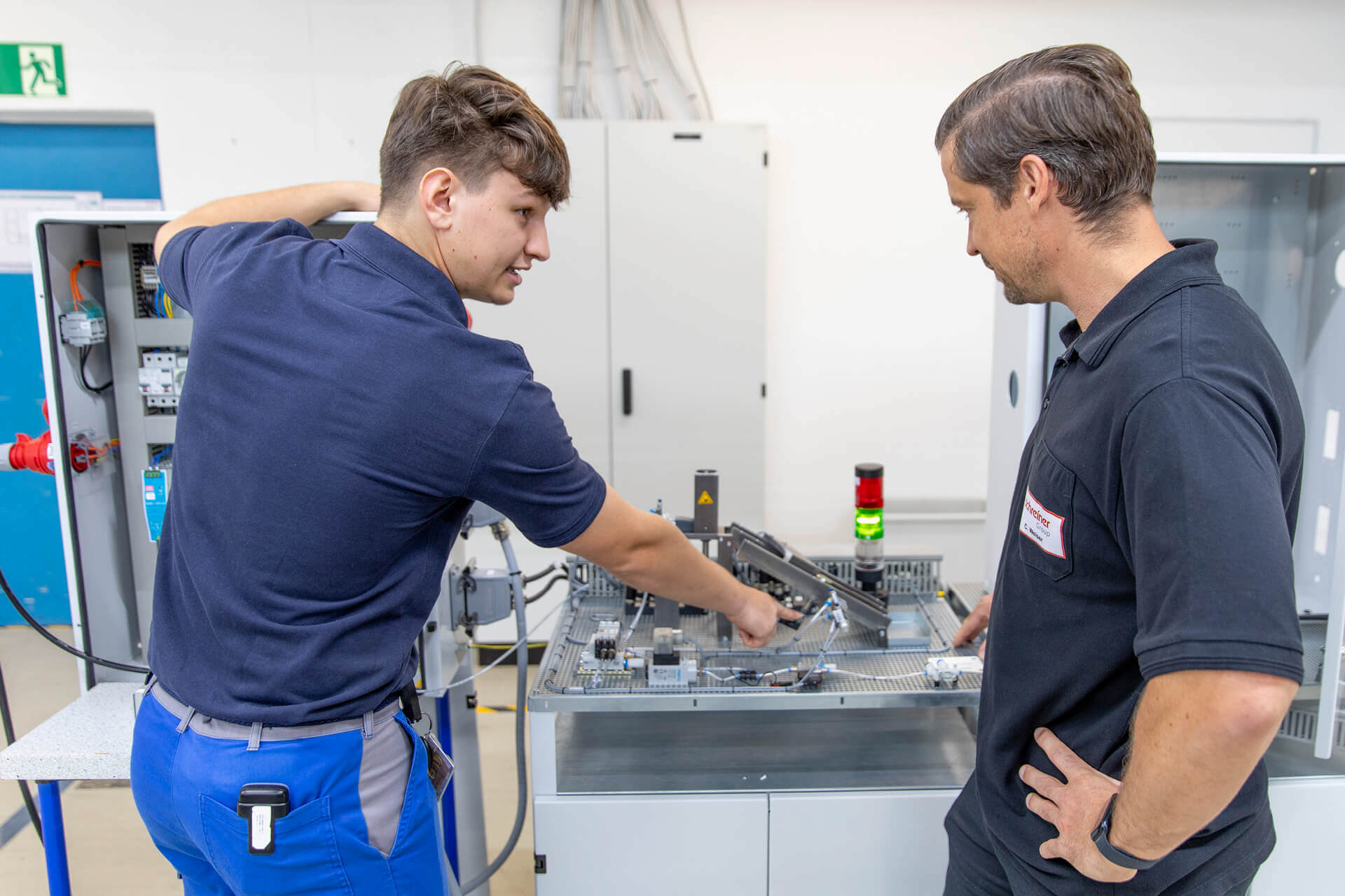 Dedicated projects for the vocational school, for Schreiner Group, or for customers help apprentices acquire the requisite skills for their jobs.