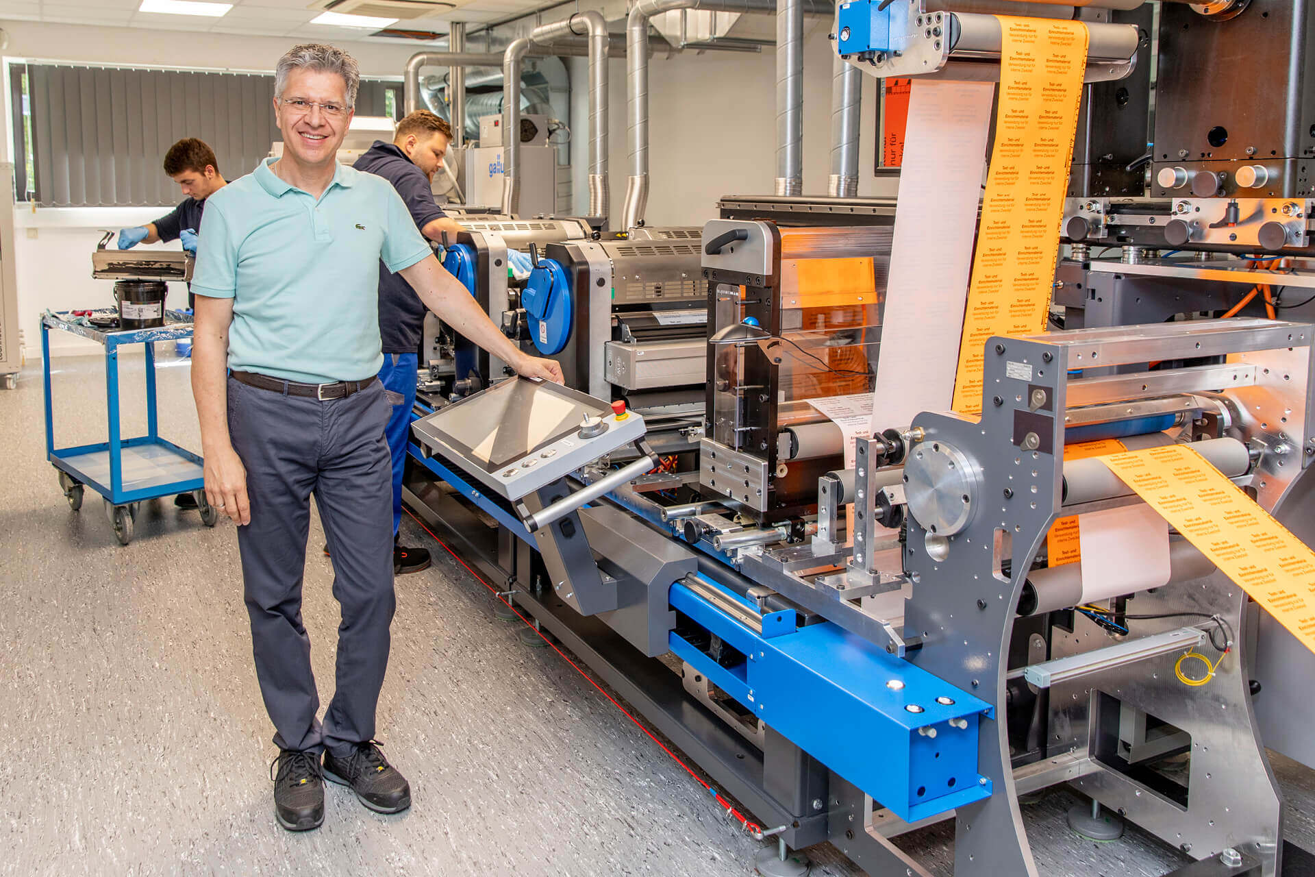 Michael Limmer leitet die Werkstatt für Medientechnologen und Maschinen und Anlagenführer. Hier lernen die Azubis ihr Handwerk direkt an der Maschine.