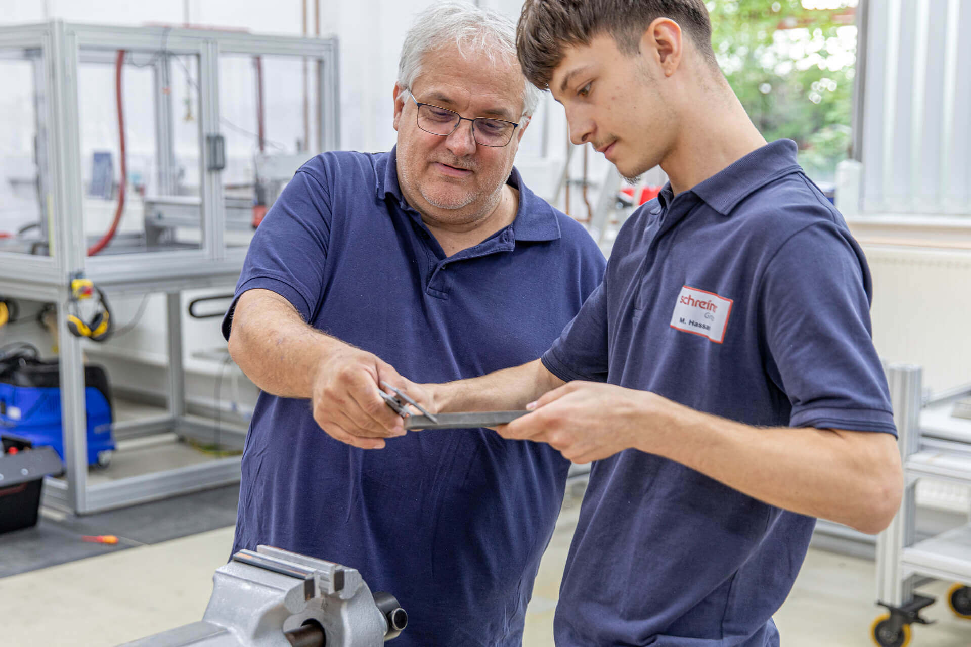 Filing needs to be learned: With an experienced eye, Apprenticeship Representative Mirko Grünheid checks if Mert Hassan did a good job.