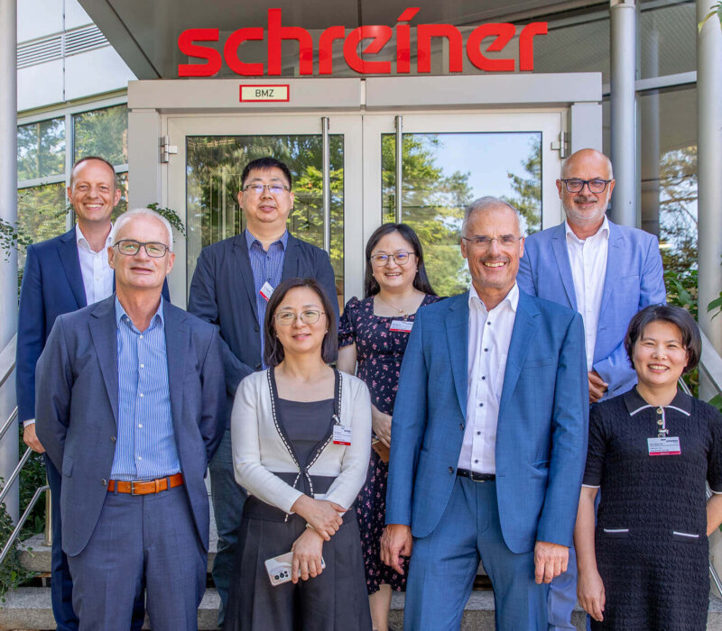 The welcome reception and exchange with Sun Lijun (1st row, 2nd from left) and her colleagues from the Chinese high-tech industrial park was attended by Thomas Köberlein (2nd from left) and Michael Spörl (1st from left) from Schreiner ProTech, COO Karl Tschacha (3rd from right) from Schreiner Group, and President of Schreiner MediPharm Dr. Thomas Schweizer (2nd from right).