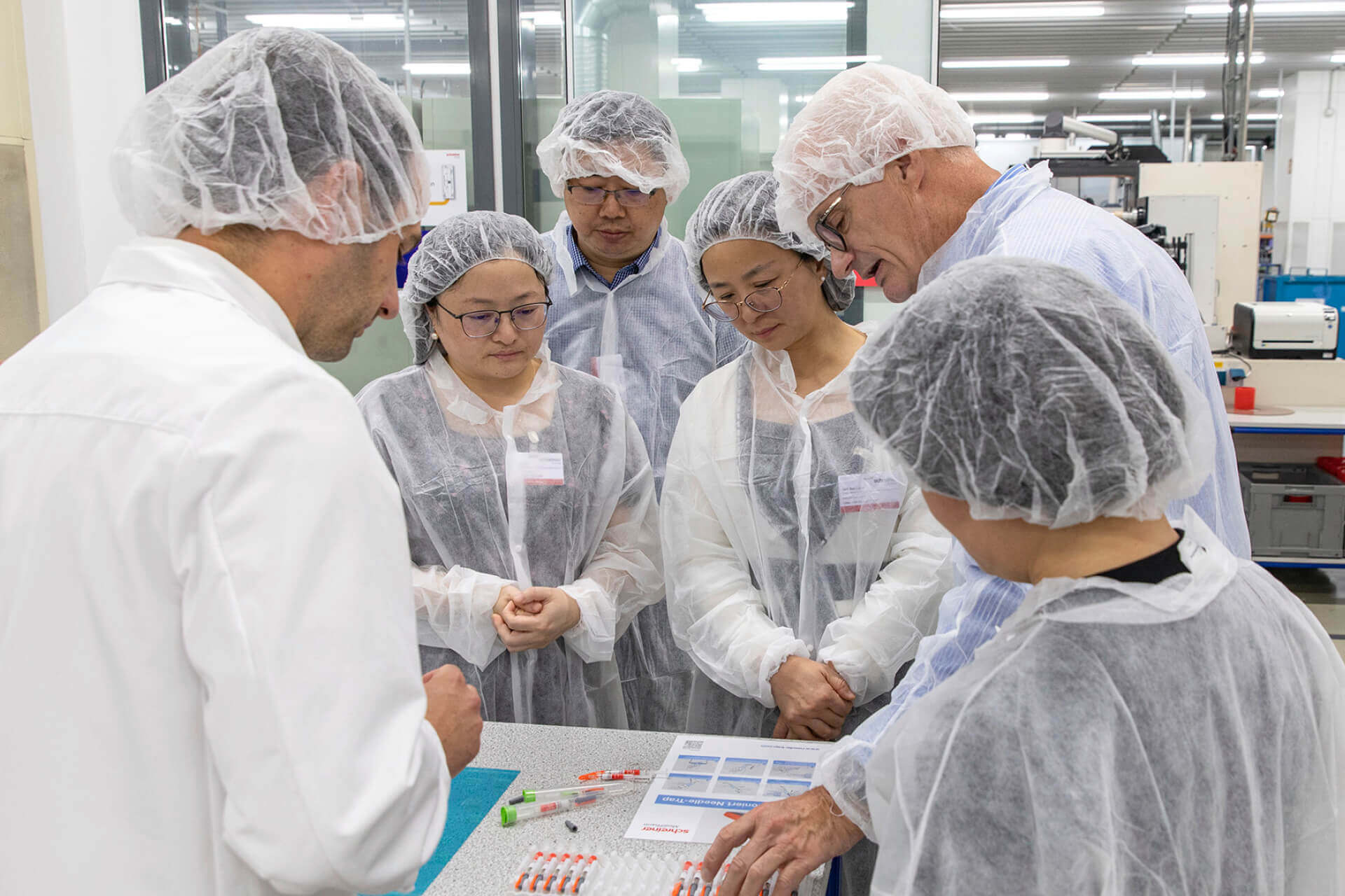 Sun Lijun, (4th from left) the chairperson of Shanghai New Jinshan Industrial Investment & Development, and her colleagues were obviously impressed by Schreiner Group’s high-tech production operation and innovative solutions.