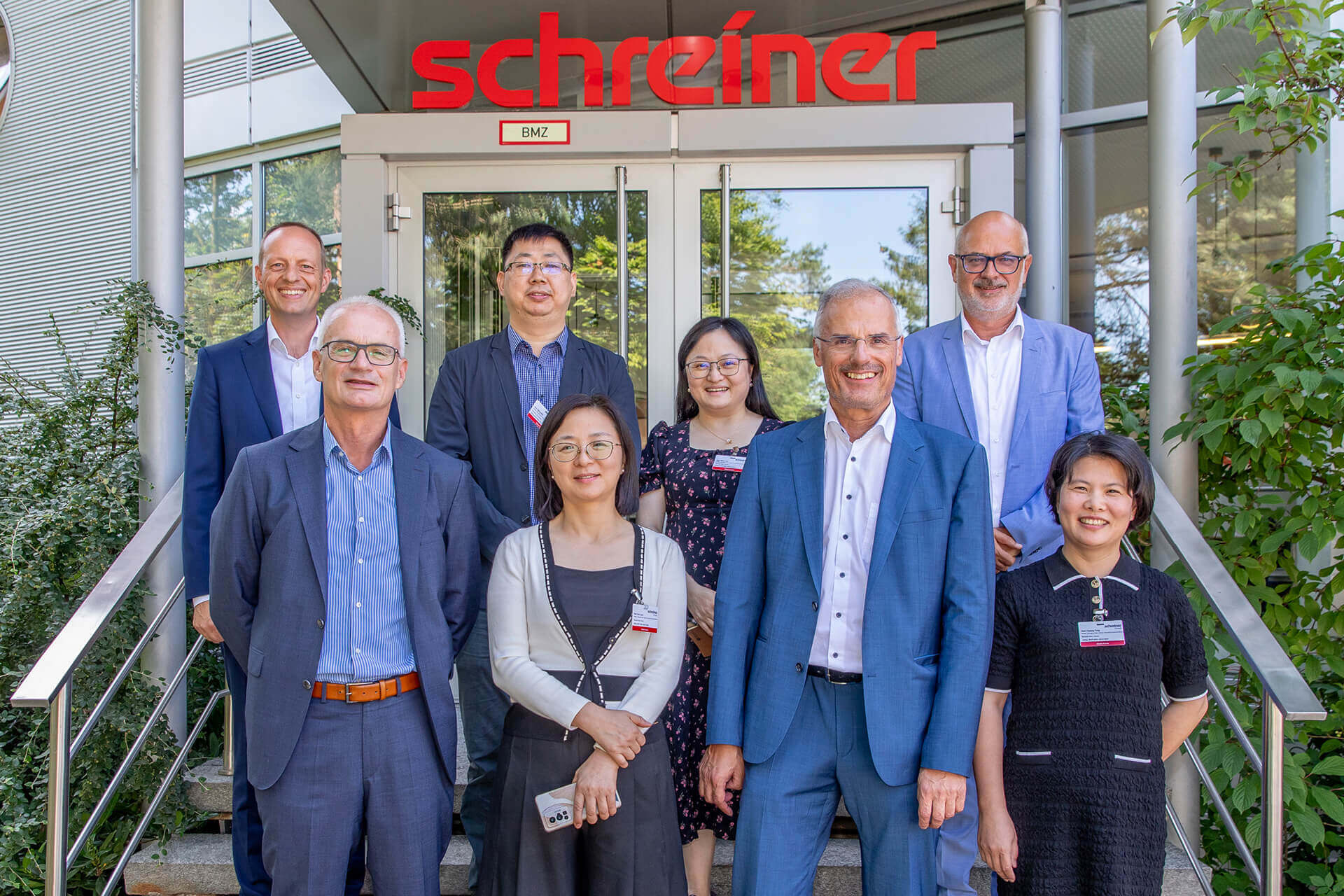 Zur Begrüßung und zum Austausch mit Sun Lijun (1. Reihe, 2. v. l.) und ihren Kollegen vom chinesischen Hightech-Gewerbepark waren neben Thomas Köberlein (2. v. l.) und Michael Spörl (1. v. l.) von Schreiner ProTech auch der kaufmännische Leiter Karl Tschacha (3. v. r) der Schreiner Group sowie der Geschäftsleiter Schreiner MediPharm, Dr. Thomas Schweizer (2. v. r.) dabei.