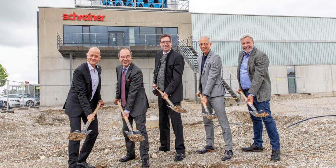 From left to right: Erich Pably (plant manager), Heinz Grundner (first mayor of Dorfen), Martin Bayerstorfer (county commissioner of Erding), Roland Schreiner (CEO) and Wolfgang Bonnet (head of facility management)