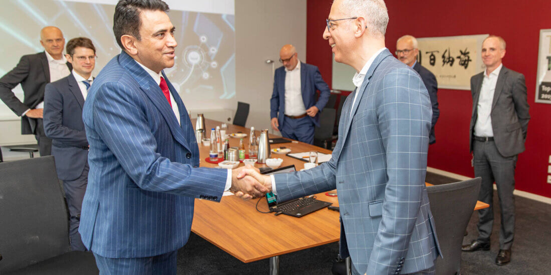 A warm welcome: CEO Roland Schreiner and members of top management were delighted about the visit by Indian Consul General Mohit Yadav to the headquarters in Oberschleissheim.