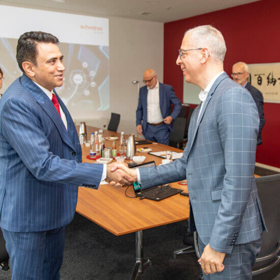 Herzliche Begrüßung: Geschäftsführer Roland Schreiner und Vertreter des Topmanagements freuten sich über den Besuch des indischen Generalkonsuls Mohit Yadav am Hauptsitz in Oberschleißheim.