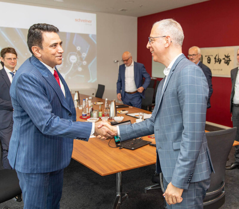 A warm welcome: CEO Roland Schreiner and members of top management were delighted about the visit by Indian Consul General Mohit Yadav to the headquarters in Oberschleissheim.