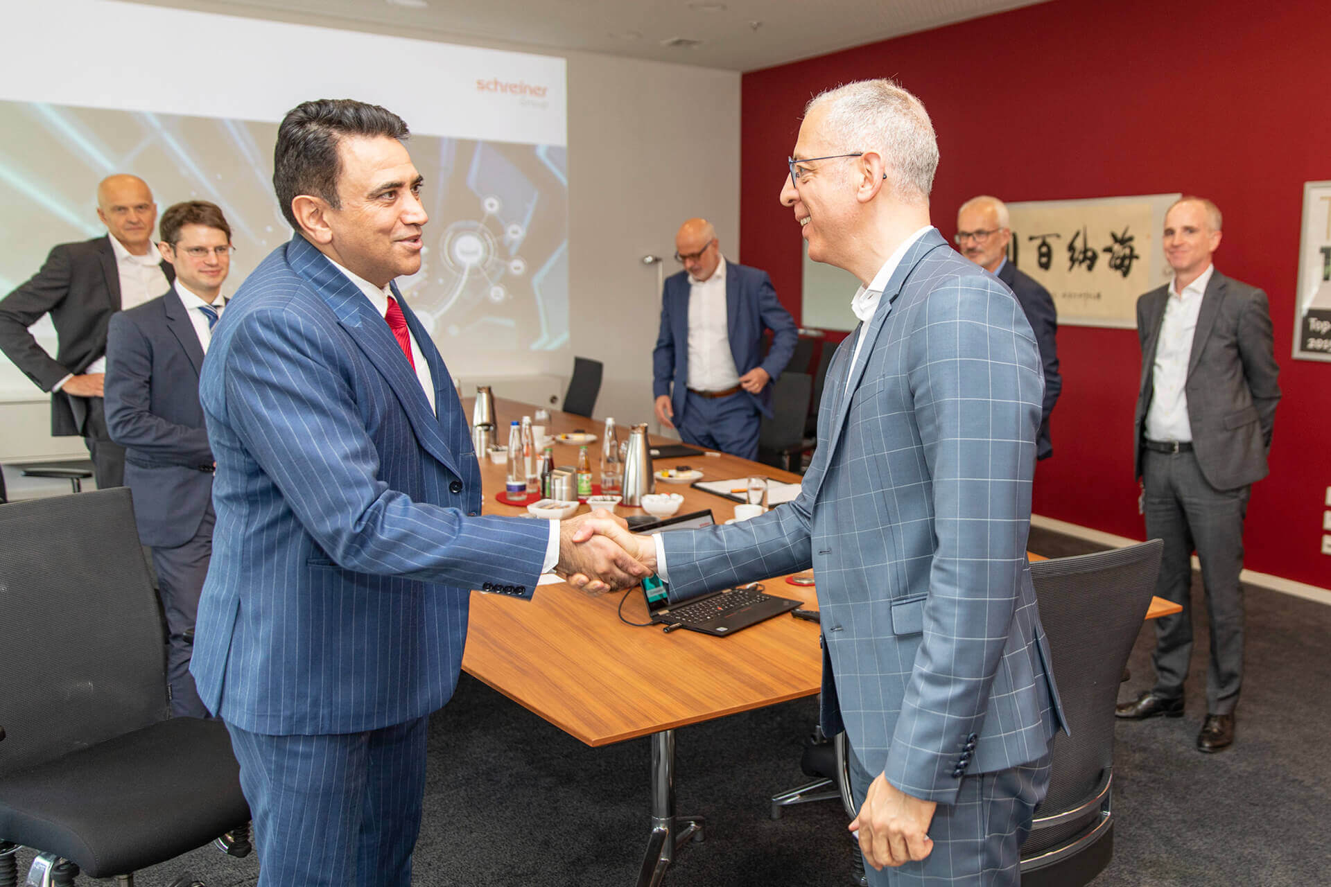 Herzliche Begrüßung: Geschäftsführer Roland Schreiner und Vertreter des Topmanagements freuten sich über den Besuch des indischen Generalkonsuls Mohit Yadav am Hauptsitz in Oberschleißheim.