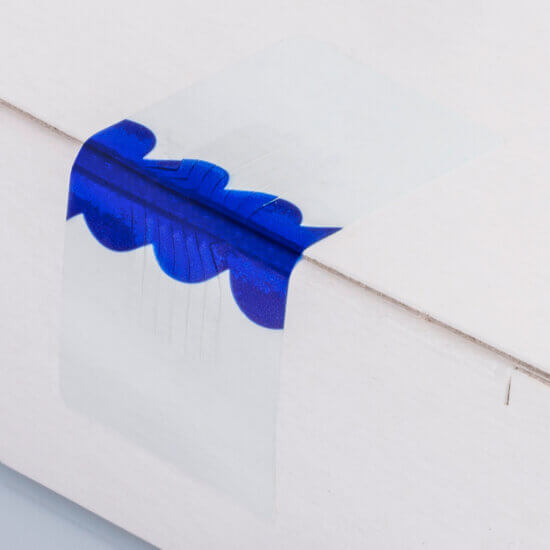 Das geschlossene Siegel zeigt an, dass die Umverpackung unversehrt ist.