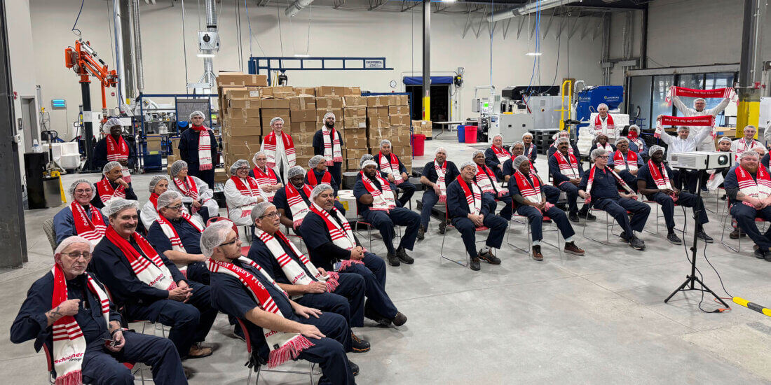 During a ceremonial event, employees were honored for their responsible behavior and received scarves to celebrate the accident-free year.