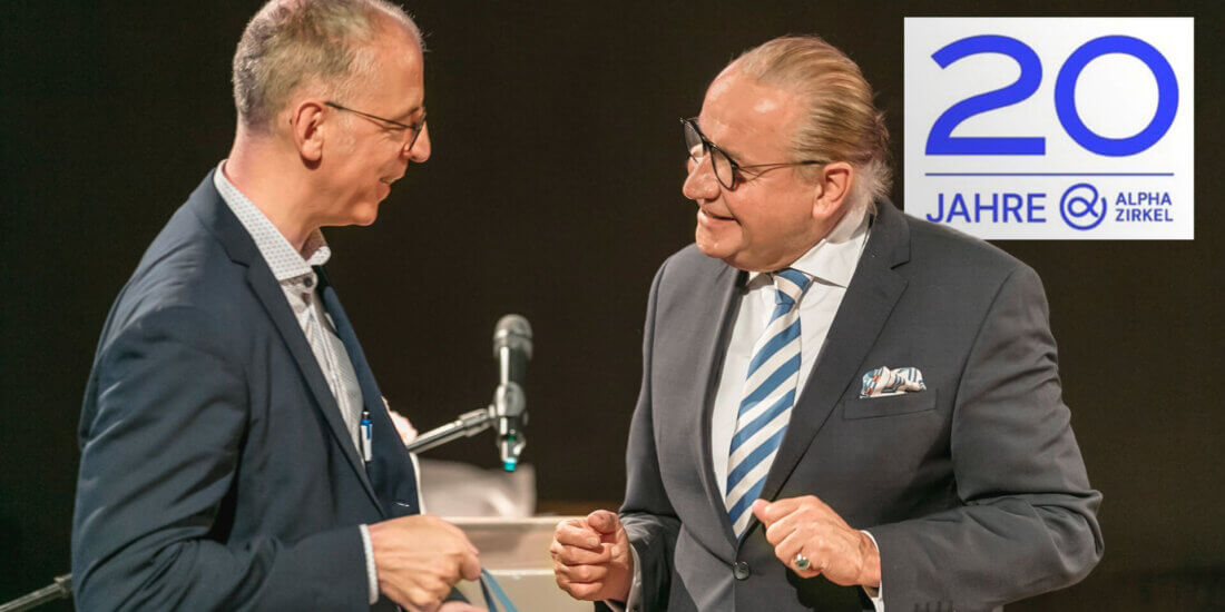 Great joy on both sides: Andreas E. Mach, founder and spokesman of Alphazirkel, presents the Family Entrepreneurship Award in the form of a porcelain rhinoceros to Roland Schreiner, President and CEO of Schreiner Group at the Hotel Bayerischer Hof in the middle of December.