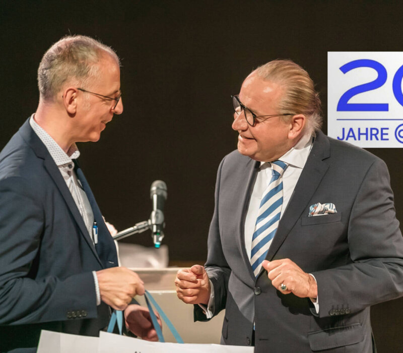 Große Freude auf beiden Seiten: Andreas E. Mach, Gründer und Sprecher des Alphazirkels, überreicht Mitte Dezember im a Hotel Bayerischer Hof den Family Entrepreneurship Award in Form eines Porzellan-Rhinozeros an Roland Schreiner, geschäftsführender Gesellschafter der Schreiner Group.