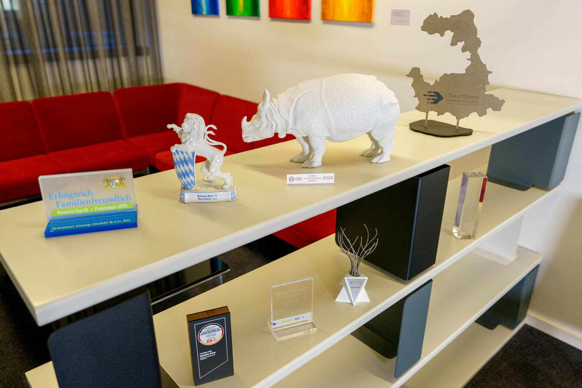 Beautifully complements Schreiner Group’s collection of prestigious awards: Rhinoceros Clara as a gift presented together with the “Alphazirkel Family Entrepreneurship Award.”