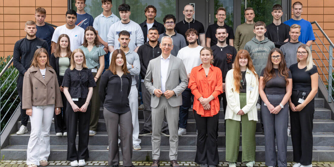 In September 2024, CEO Roland Schreiner personally welcomed the new apprentices. In total, more than 60 apprentices are enjoying outstanding education and training in eleven different vocational specialties at Schreiner Group.