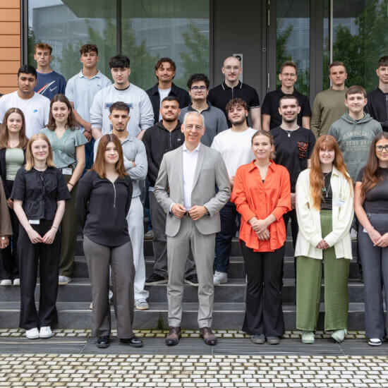 Im September 2024 begrüßte Geschäftsführer Roland Schreiner persönlich die neuen Azubis. Insgesamt genießen über 60 Azubis bei der Schreiner Group eine hervorragende Ausbildung in elf verschiedenen Berufen.