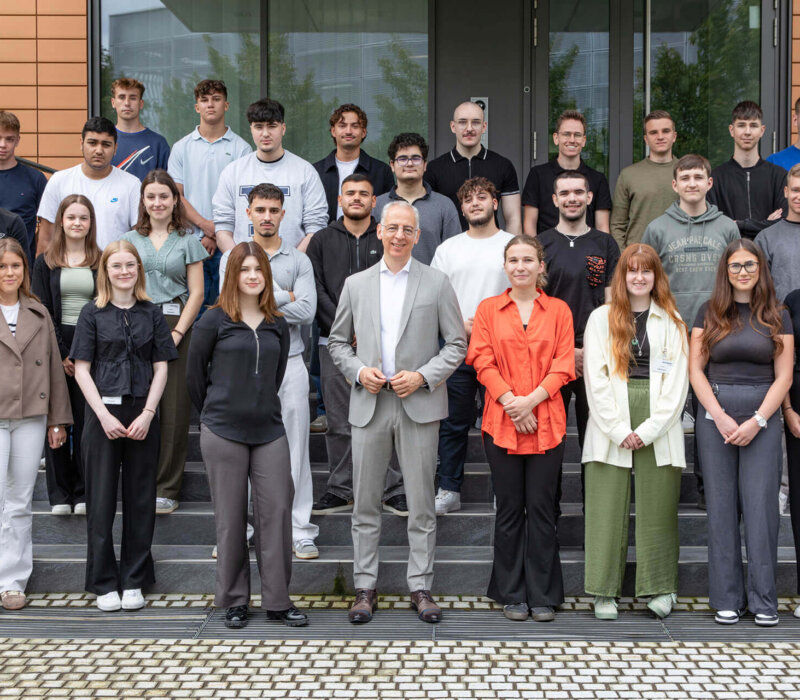 Im September 2024 begrüßte Geschäftsführer Roland Schreiner persönlich die neuen Azubis. Insgesamt genießen über 60 Azubis bei der Schreiner Group eine hervorragende Ausbildung in elf verschiedenen Berufen.