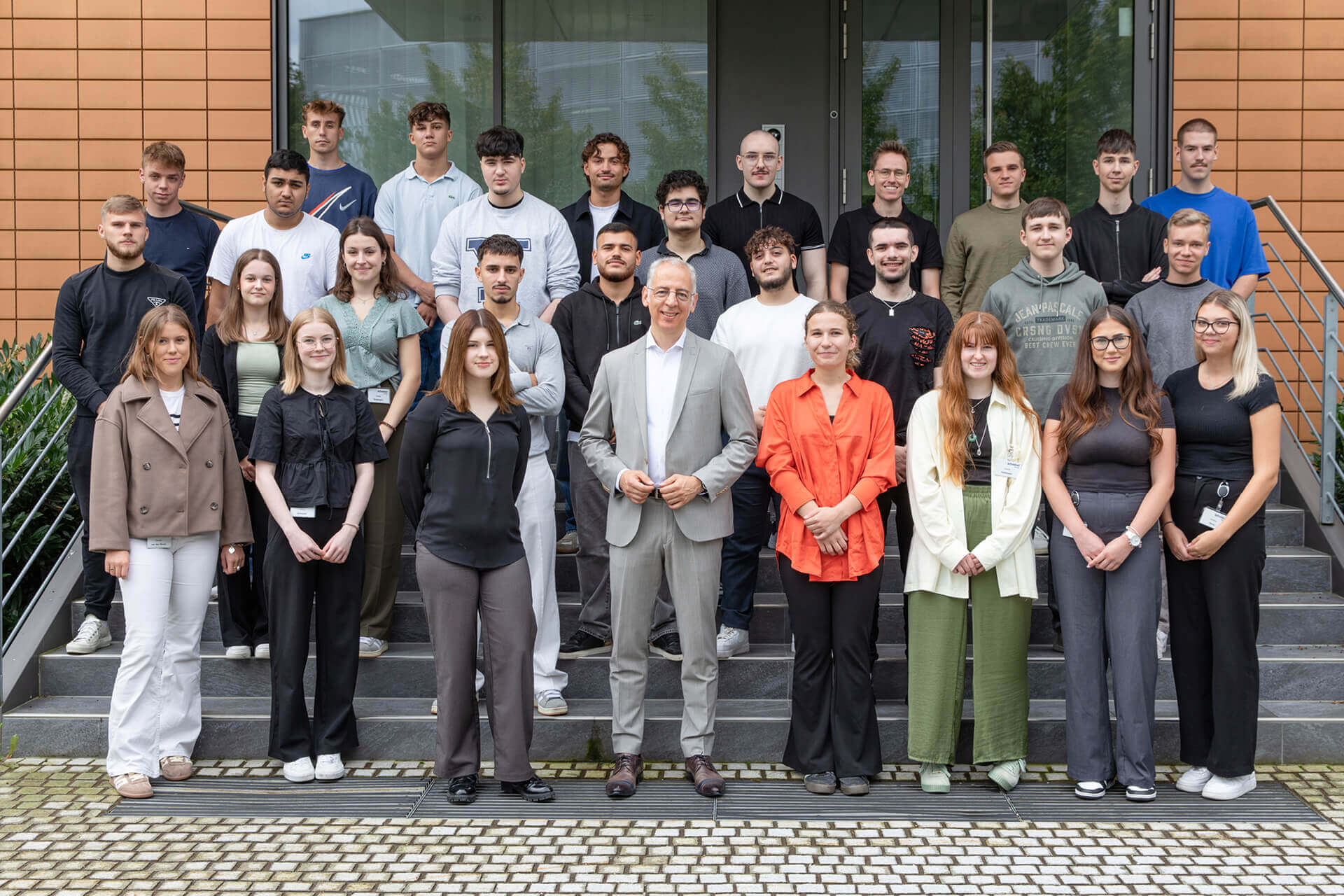 In September 2024, CEO Roland Schreiner personally welcomed the new apprentices. In total, more than 60 apprentices are enjoying outstanding education and training in eleven different vocational specialties at Schreiner Group.