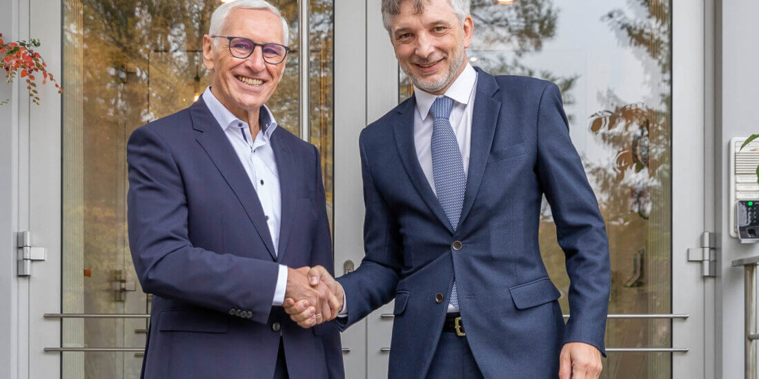 Stabwechsel bei der technischen Leitung: Lorenz Geiger (links) hat die verantwortungsvolle Position bei der Schreiner Group an Martin Moser (rechts) übergeben. Er selbst übernimmt als Senior Management Consultant Operations Group übergeordnete, strategische Aufgaben.
