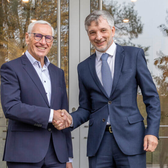 Change at the helm of operations: Lorenz Geiger (left) has handed over his responsible role at Schreiner Group to Martin Moser (right). As Senior Management Consultant Operations Group, he will assume overarching strategic tasks.