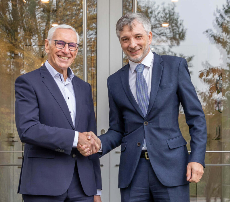 Stabwechsel bei der technischen Leitung: Lorenz Geiger (links) hat die verantwortungsvolle Position bei der Schreiner Group an Martin Moser (rechts) übergeben. Er selbst übernimmt als Senior Management Consultant Operations Group übergeordnete, strategische Aufgaben.