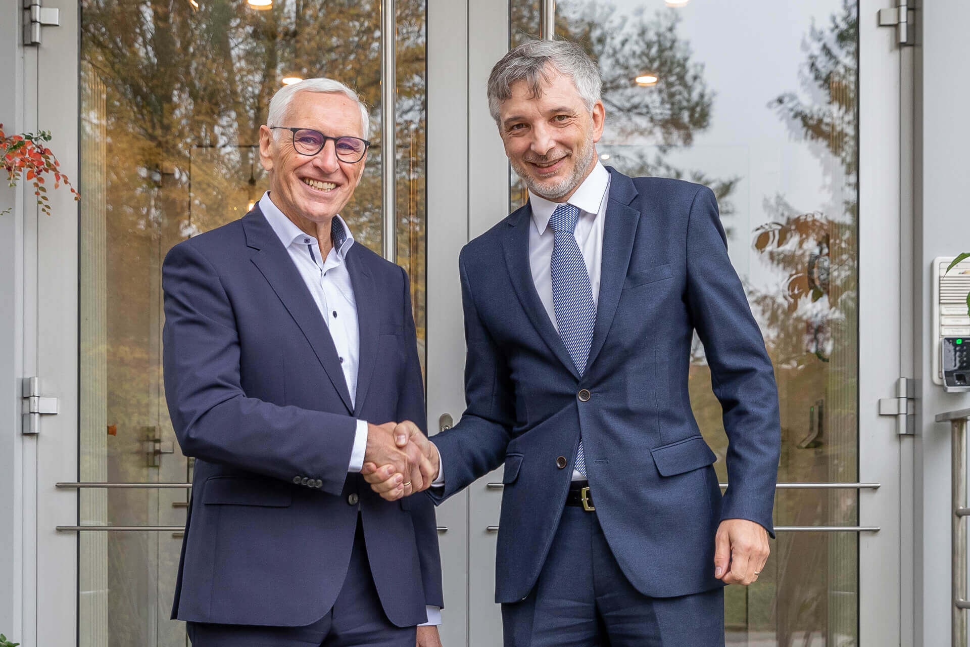 Change at the helm of operations: Lorenz Geiger (left) has handed over his responsible role at Schreiner Group to Martin Moser (right). As Senior Management Consultant Operations Group, he will assume overarching strategic tasks.