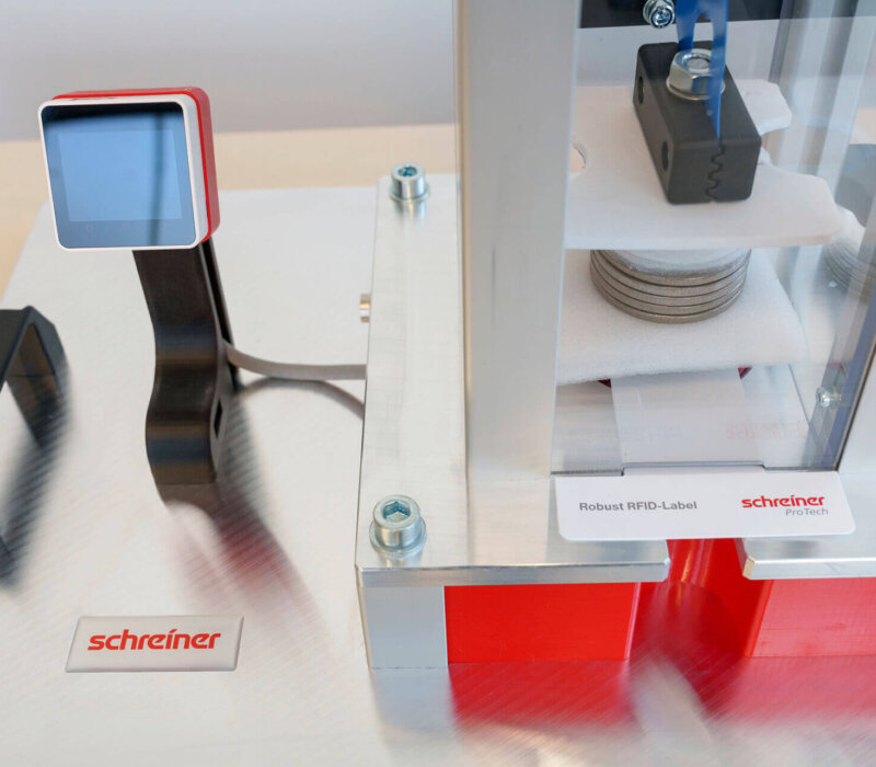 Alles im grünen Bereich? Nach dem Aufprall singalisiert ein Reader, ob der RFID-Chip jetzt noch lesbar ist.