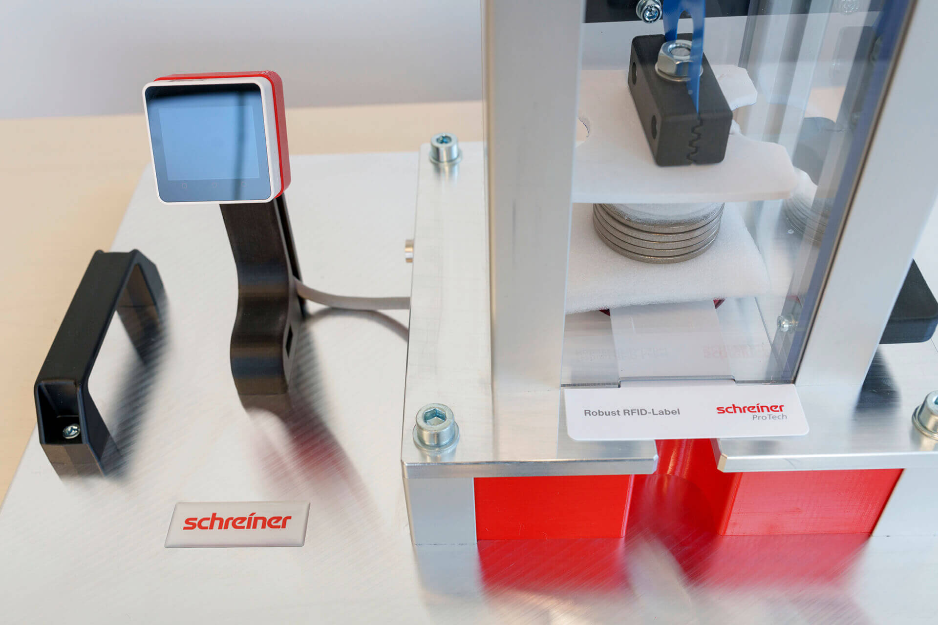 Alles im grünen Bereich? Nach dem Aufprall singalisiert ein Reader, ob der RFID-Chip jetzt noch lesbar ist.