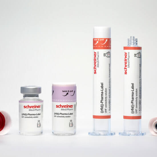 Vielseitig einsetzbar: Die RFID-Labels von Schreiner MediPharm gewährleisten eine zuverlässige Kennzeichnung und Rückverfolgbarkeit für unterschiedliche Medikamentengefäße.