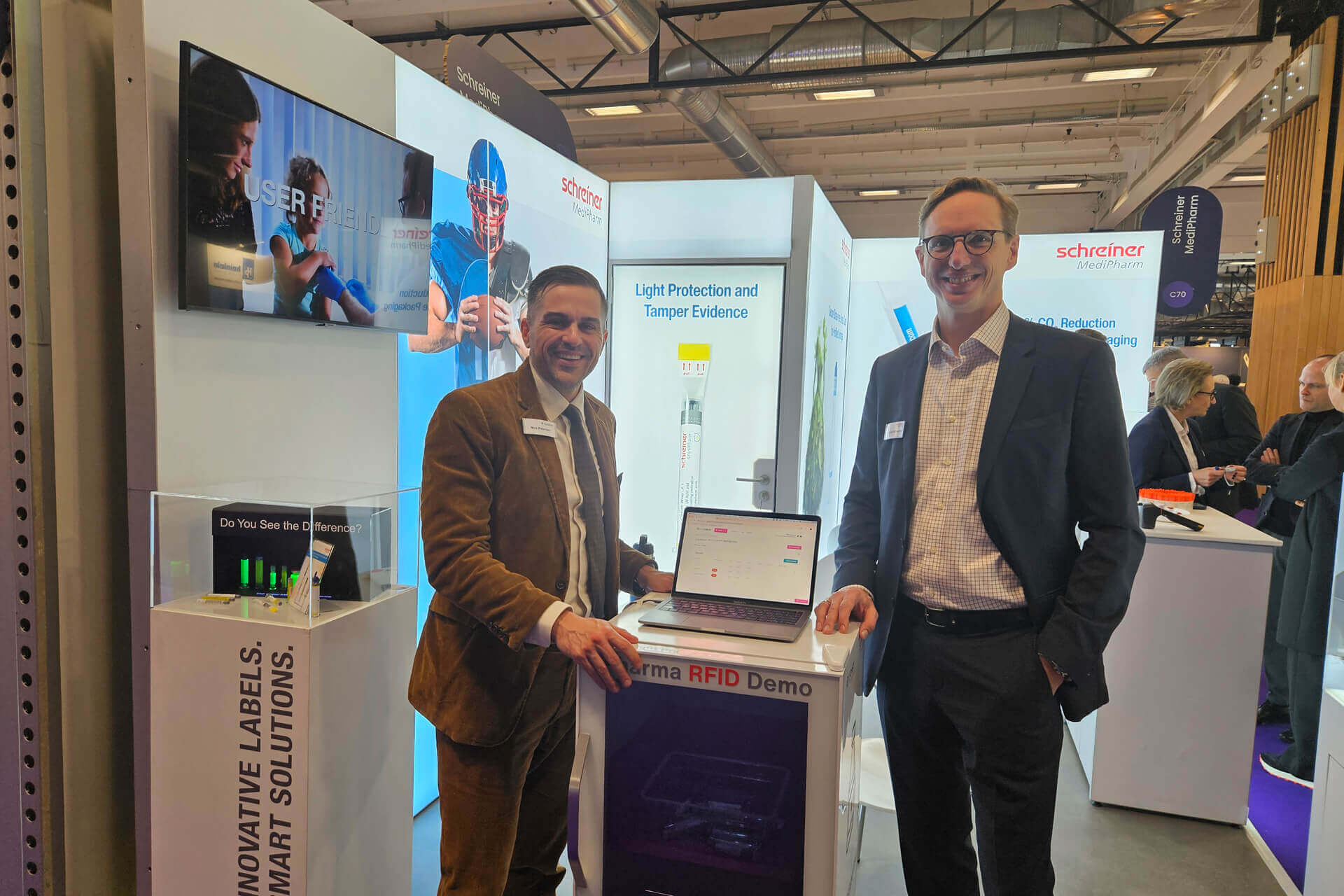 At Pharmapack 2025 in Paris, Nick Petersen (left) from Bluesight and Sebastian Münscher from Schreiner MediPharm jointly presented their solutions.