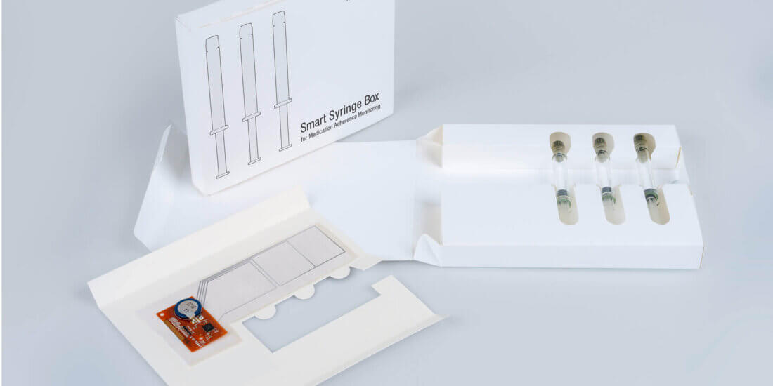 Die Smart Syringe Box erfasst automatisch den Zeitpunkt und das Fach, sobald eine Spritze entnommen wird.