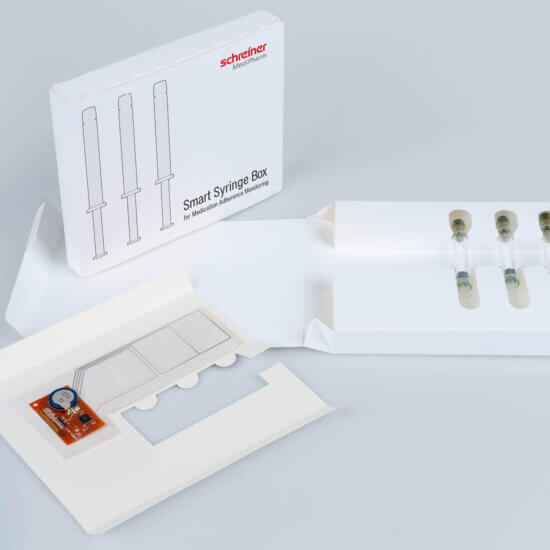 Die Smart Syringe Box erfasst automatisch den Zeitpunkt und das Fach, sobald eine Spritze entnommen wird.